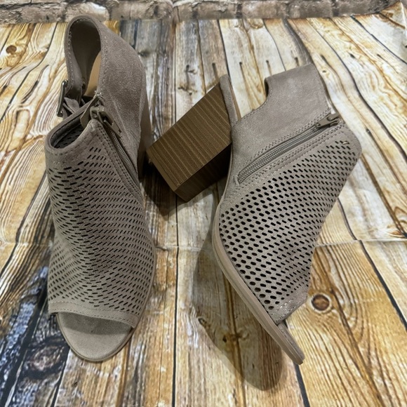 Manhattan Collection Womens Size 8 Perforated Tan 4” Block Heels - Picture 1 of 5